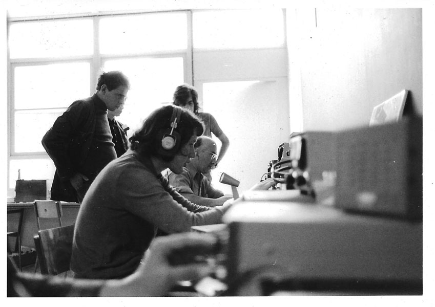 28/05/1976 : Sortie du Groupe des jeunes chez F6KJG à Piney dans l'Aube. Henri est le second opérateur à l'AR plan